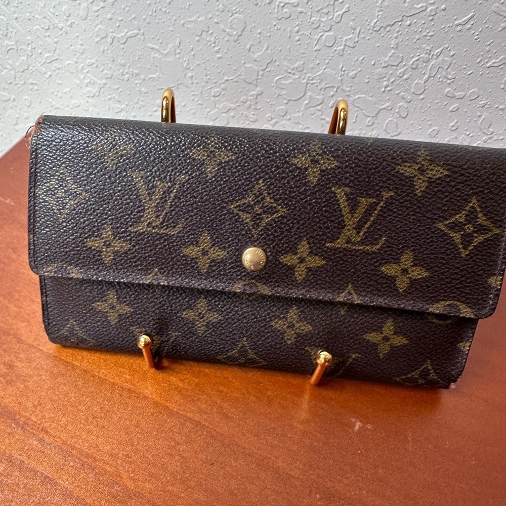 Authentic Louis Vuitton Monogram Sarah Wallet Mi0955